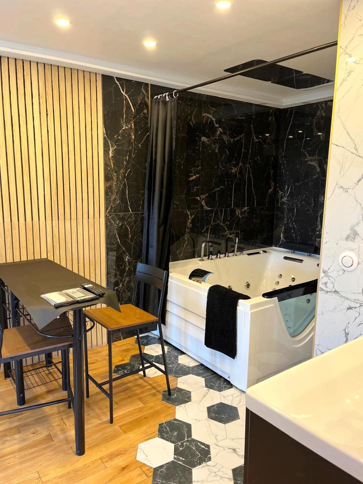 Proche Paris-orly Entier Et Son Jacuzzi *